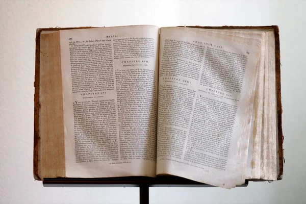 プロテスタント教会 古い聖書を開く — ストック写真