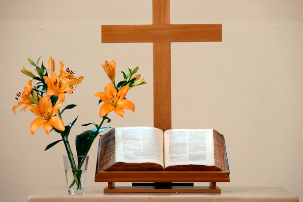 Protestant Church Open Old Bible Flowers Wooden Cross — Stock Photo, Image