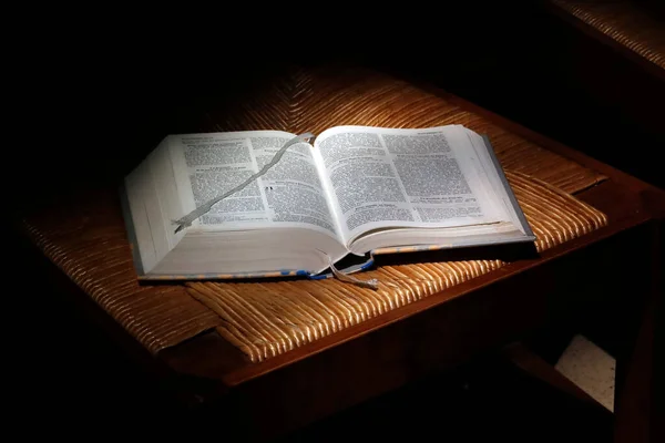 Iglesia Abadía Romainmotier Abra Biblia Una Silla Suiza —  Fotos de Stock