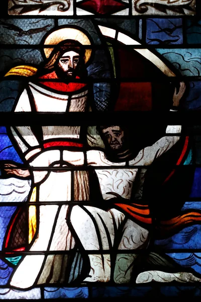 Romainmotier修道院教会 ステンドグラスの窓 カペナウムで麻痺した人を癒すことはイエスの奇跡の一つです スイス — ストック写真