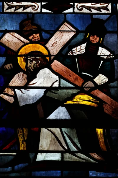 Romainmotier修道院教会 ステンドグラスの窓 十字架の道 サイレネのシモンはイエスが十字架を背負われるのを助けます スイス — ストック写真