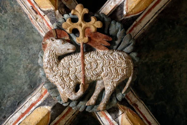 Romanmotier Manastırı Kilisesi. Kaburga kasası. Tanrı 'nın Kuzusu Agnus Dei. İsviçre.