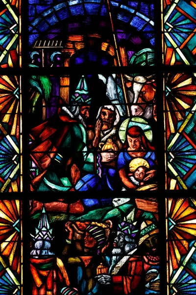 洛桑圣母大教堂 缝隙玻璃窗 耶稣诞生了三位智者或法师对耶稣儿童的崇拜 — 图库照片
