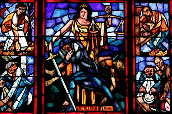 ローザンヌのノートルダム大聖堂 ステンドグラスの窓 チャールズ クレメント1933年 1934年の鏡 正義の女神 — ストック写真