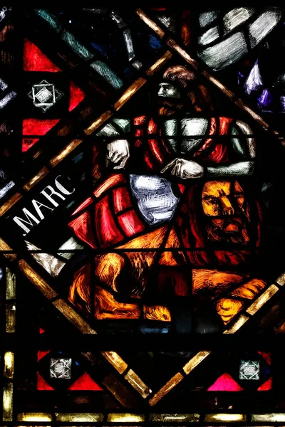ローザンヌのノートルダム大聖堂 ステンドグラスの窓 ライオンと福音主義者をマークします スイス — ストック写真