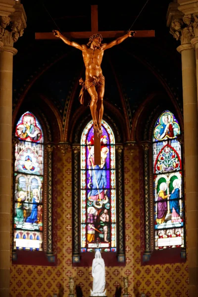 日内瓦圣母大教堂 耶稣关于十字架雕塑和我们的日内瓦圣母塑像 — 图库照片