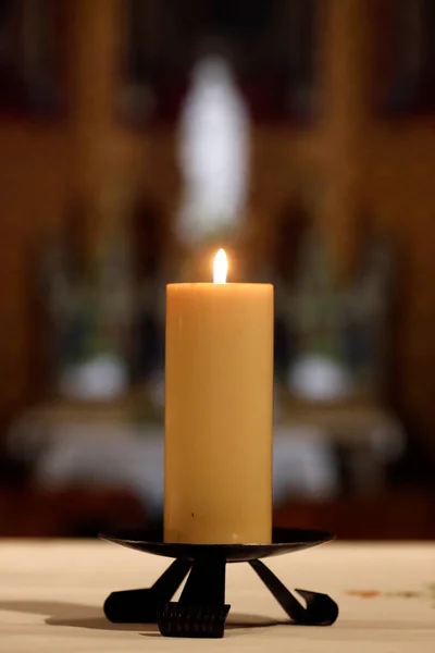 日内瓦圣母大教堂 祭坛上准备举行弥撒的教堂蜡烛 — 图库照片