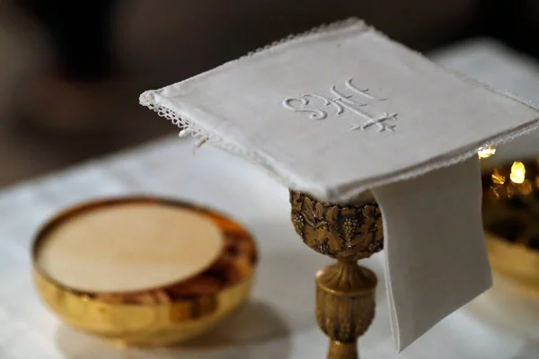ジュネーヴの聖母大聖堂 典礼の項目を持つユダヤ教のテーブル — ストック写真