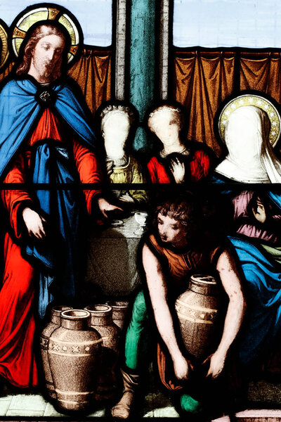 Церковь Корделье. Окно в витраже. Превращение воды в вино в браке в Кане является первым чудом, приписываемым Иисусу Лонсу ле Сонье. Франция. 