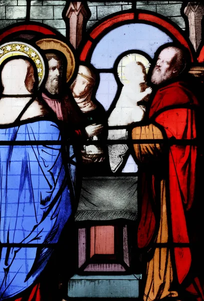 科德利埃教堂缝隙玻璃窗 耶稣在圣殿的介绍 — 图库照片