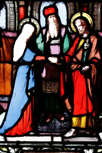교회의 성직자들 스테인드글라스 마리아와 요셉의 Lons Saunier 프랑스 — 스톡 사진