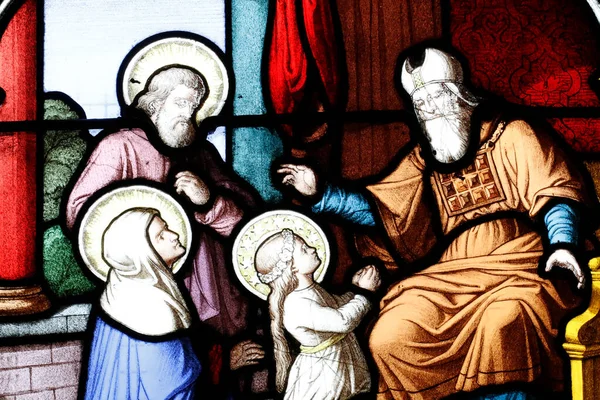 科德利埃教堂缝隙玻璃窗 圣安妮和圣约阿希姆与玛丽还是个孩子 玛丽在庙宇里索尼埃上校 — 图库照片