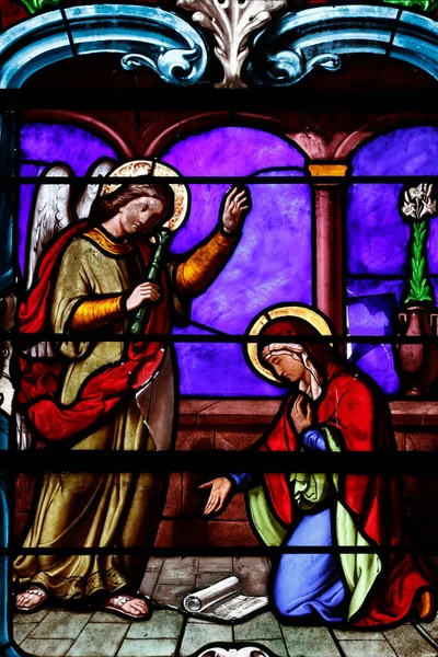 缝隙玻璃窗 宣布是天使加布里埃尔对圣母玛利亚的宣布 她将成为耶稣的母亲 圣日耳曼勒斯阿莱 — 图库照片