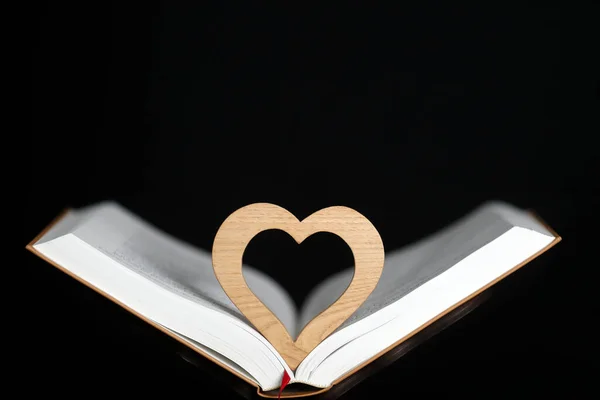 Wooden Heart Sculpture Bible France — Stock Photo, Image