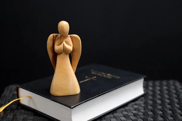 Escultura Ángel Madera Con Una Biblia Francia —  Fotos de Stock