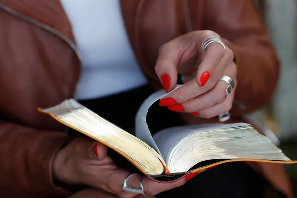 Frau Beim Lesen Der Bibel Frankreich — Stockfoto