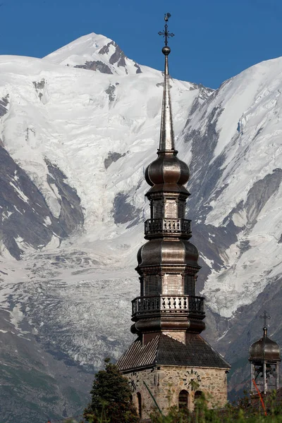 Torre Relógio Barroco Igreja Saint Nicolas Contra Maciço Mont Blanc — Fotografia de Stock