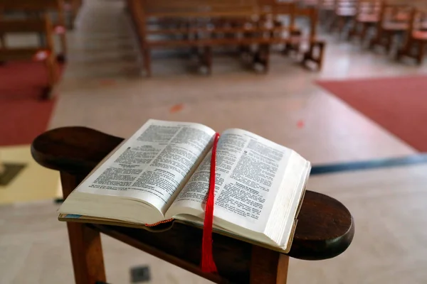 Церковь Святой Женевьевы Открыть Библию Церкви Анси Франция — стоковое фото