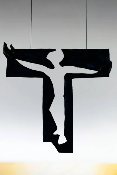 圣吉纳维耶夫教堂耶稣在十字架上的金属雕塑 — 图库照片