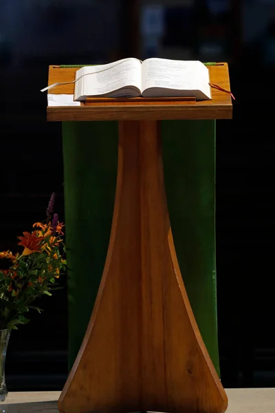 ルーミー チャーチ アンボンと典礼本 福音書や福音書の著者 フランス — ストック写真