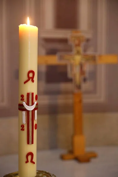 天主教教堂 逾越节的蜡烛 每年复活节都会祝福并点燃一支新的逾越节蜡烛 — 图库照片
