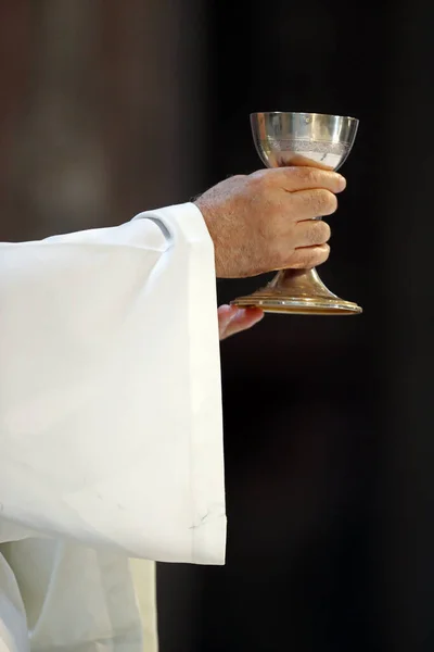Katholische Kirche Sonntagsmesse Priester Bei Der Eucharistiefeier Frankreich — Stockfoto
