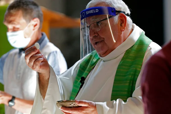 Katholieke Kerk Tijdens Covid Epidemie Zondagmis Priester Geeft Heilige Communie — Stockfoto
