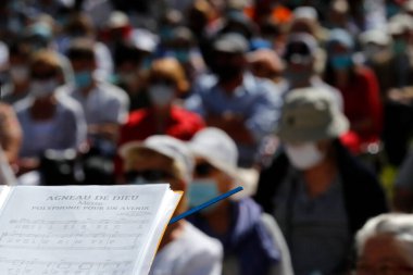 Covid-19 salgını sırasında Katolik kilisesi. Pazar ayini. Notre Dame de la Gorge Kilisesi. Fransa. 