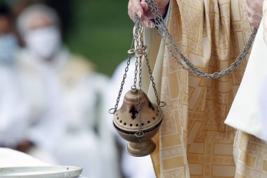 Covid-19 salgını sırasında Katolik kilisesi. Ayinin kutlaması. La Benite Fontaine Sığınağı. Fransa. 