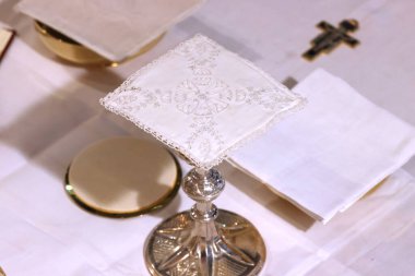 Covid-19 salgını sırasında Katolik kilisesi. Pazar ayini. Ayin kutlaması. Fransa. 