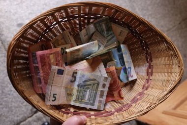 Katolik ayini sırasında koleksiyon. Avro dolu bir sepet. Fransa.