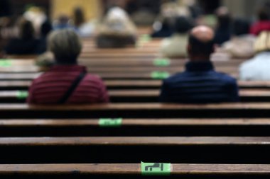 Coronavirus salgını sırasında kilise. COVID-19 talimatları: Katolik kutlaması sırasında jel dezenfekte etme, cerrahi maske ve sosyal mesafeler. Sallanch 'lar. Fransa. 