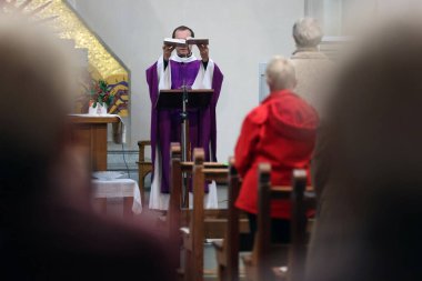 Covid-19 salgını sırasında Katolik kilisesi. Ayin kutlaması. Kelimenin tam anlamıyla. Aziz Joseph Kilisesi. Fransa.