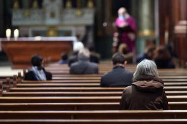 Coronavirus salgını sırasında kilise. COVID-19 talimatları: Katolik kutlaması sırasında jel dezenfekte etme, cerrahi maske ve sosyal mesafeler. Annecy. Fransa. 