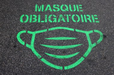 Cerrahi maske. Resim yapmak. Coronavirus. Annecy. Fransa. 