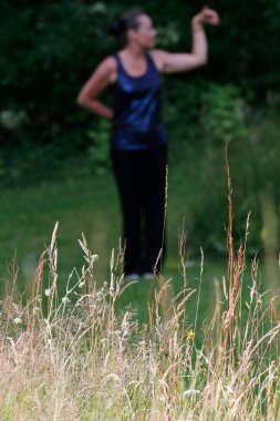 Qi Gong ya da Tai Chi egzersizi yapan bir kadın. Fransa. 