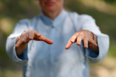 Qi Gong ya da Tai Chi egzersizi yapan bir kadın. Ellerinizi kapatın. Fransa. 