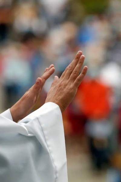 Catholic Church Covid Epidemic Celebration Mass Priest Praying Close Hands — Stock Photo, Image