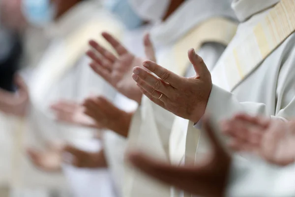 Igreja Católica Durante Epidemia Covid Celebração Missa Sacerdotes Rezando Fechar — Fotografia de Stock