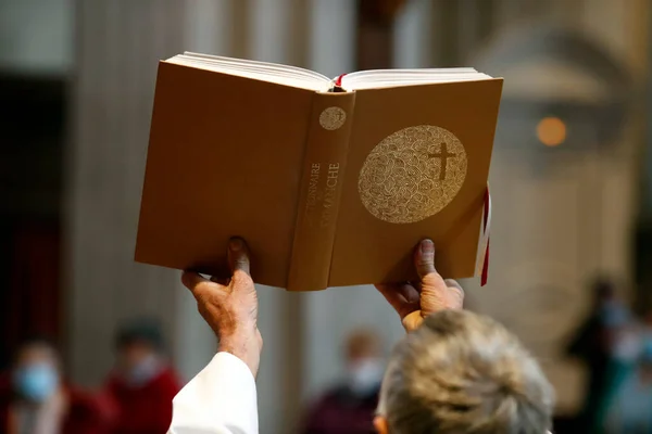 Covid Salgını Sırasında Katolik Kilisesi Ayin Kutlaması Kelimenin Tam Anlamıyla — Stok fotoğraf