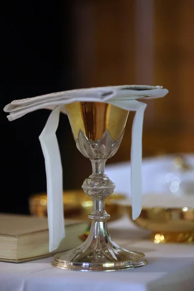 19世紀の流行期にカトリック教会 日曜日のミサだ ユーカリスミックテーブル フランス — ストック写真