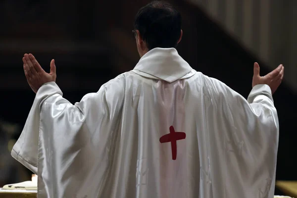 Katholieke Kerk Tijdens Covid Epidemie Zondagmis Priester Bij Eucharistische Viering — Stockfoto
