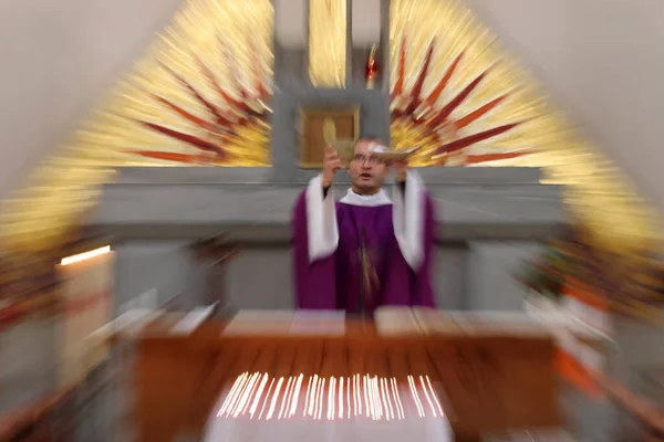 Καθολική Εκκλησία Κατά Διάρκεια Επιδημίας Covid Κυριακάτικη Λειτουργία Ιερέας Ευχαριστιακή — Φωτογραφία Αρχείου