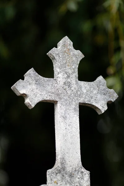 在墓地下葬石头十字架 Annecy — 图库照片