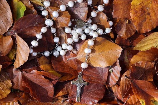 Καθολικό Κομπολόι Στα Φθινοπωρινά Φύλλα Φθινόπωρο Γαλλία — Φωτογραφία Αρχείου