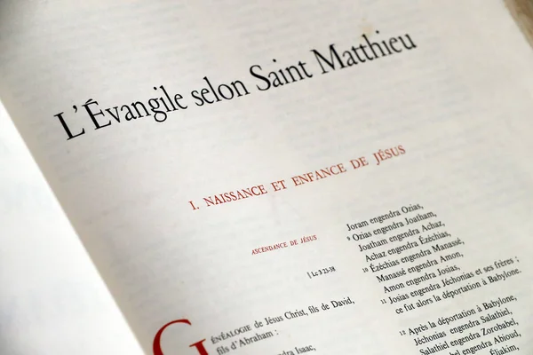 フランス語で聖書 新しい証言だ マシューだ フランス — ストック写真