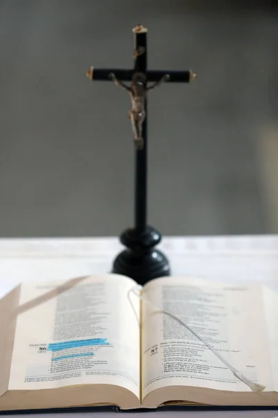 Crucifix Άνοιξε Βίβλο Στο Βωμό Καθολική Εκκλησία Γαλλία — Φωτογραφία Αρχείου