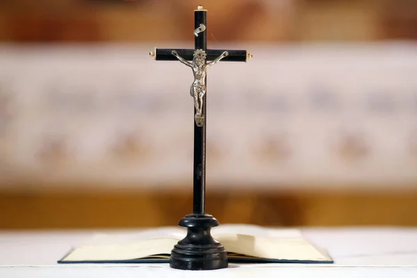 Crucifix Bible Ouverte Sur Autel Église Catholique France — Photo