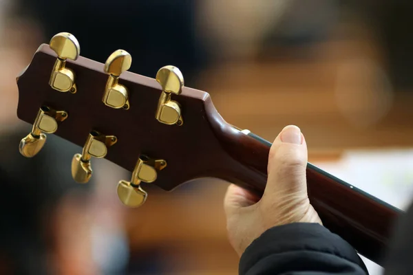 Massa Católica Guitarrista Close Mão Igreja São Francisco Sales Annecy — Fotografia de Stock