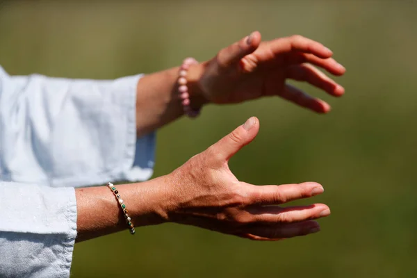 Женщина Практикует Гун Тай Упражнения Природе Закройте Руки Франция — стоковое фото